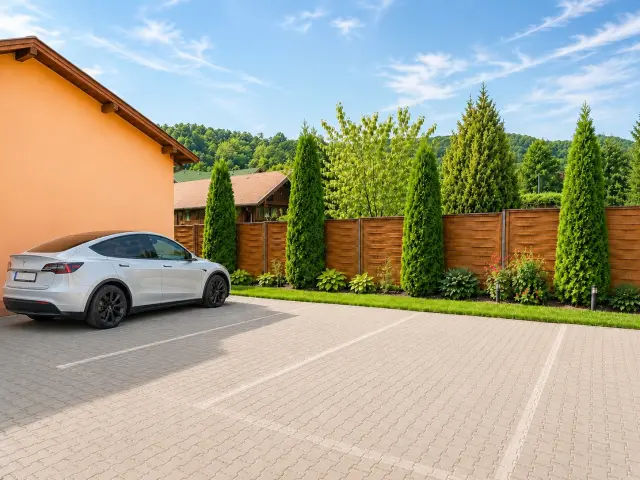 Parcare în curtea Vila AnNa