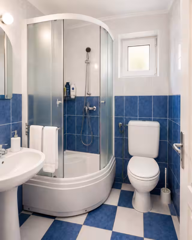 Baie cu cabină de duș
